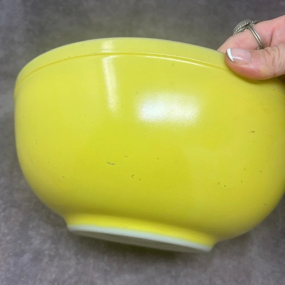 Unnumbered First Edition Vintage Pyrex Yellow Mixing Bowl 4 Qt. Bowl 404